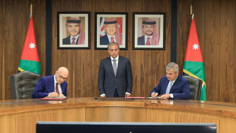 بكلفة مليار دولار.. رئيس الوزراء يشهد توقيع أول اتفاقية استثمار لإنتاج الأمونيا الخضراء في الأردن