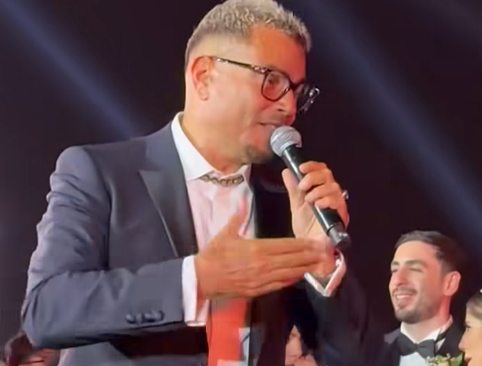 أنا راجل متواضع جداً.. عمرو دياب يوضح حقيقة إحراجه ليسرا بموقف جديد (فيديو)