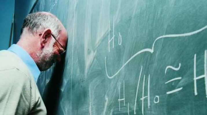 طالب يقتحم الصف الدراسي وينهال على أستاذه بالضرب بالأغوار الشمالية