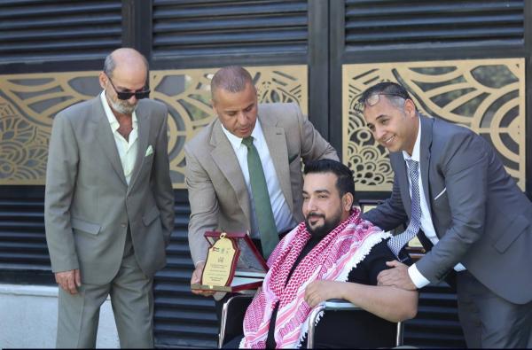 مدير تربية لواء الجامعة يكرم المعلم المتميز عبدالله الحياري