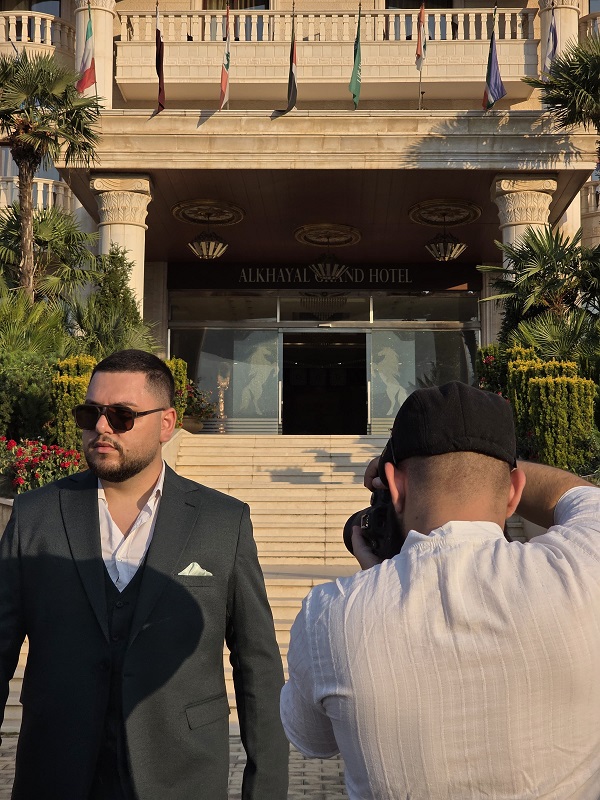 حسين إدريس يلفت الأنظار في عيد ميلاده بإطلالة فاخرة وجلسة تصوير مميزة