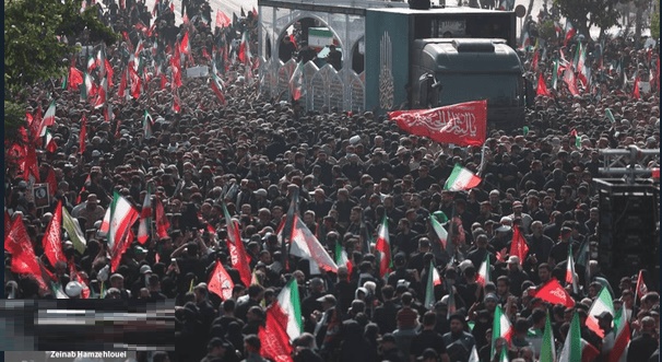 حشود غفيرة من المشيعين.. إيران تبدأ مراسم تشييع جنازة المرشد علي خامنئي في طهران
