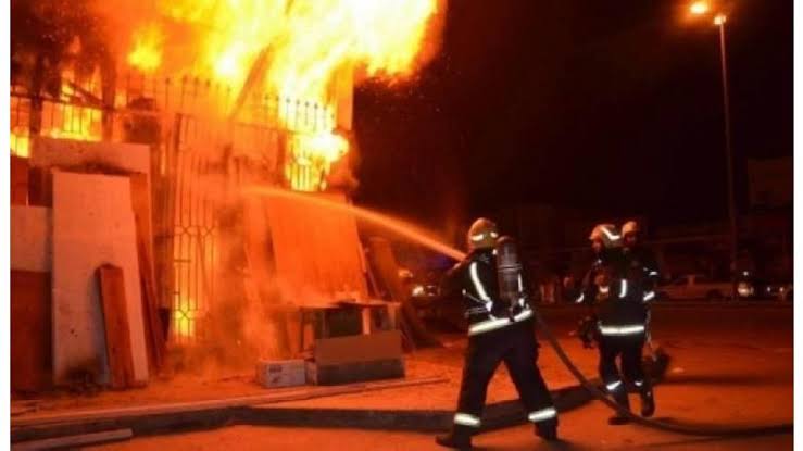 وفاة سيدة وإصابة طفليها إثر حريق منزل في العقبة