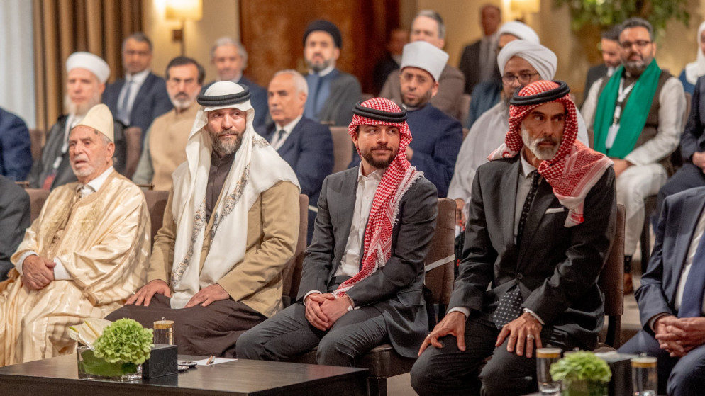 ولي العهد يكرم قيادات مشاركة في أعمال مؤتمر مؤسسة آل البيت