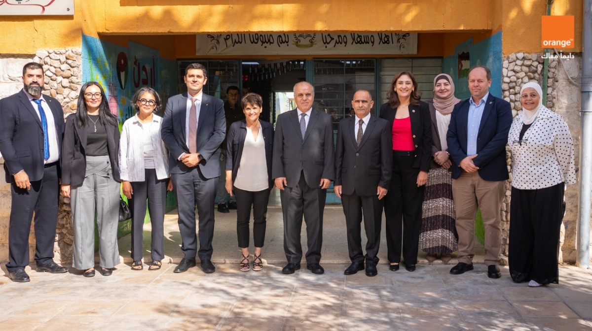 وزير التربية والتعليم والرئيس التنفيذي لأورنج الأردن يزوران مدرسة تابعة لبرنامج المدارس الرقمية الأول من نوعه في المملكة