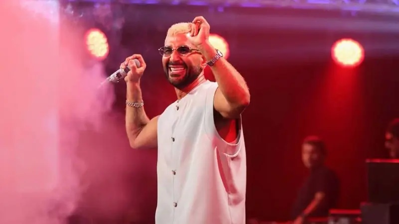 فيديو أحمد سعد محمولاً في زفاف يشعل التواصل.. أنا مش العريس والبنطلون كان هيقع