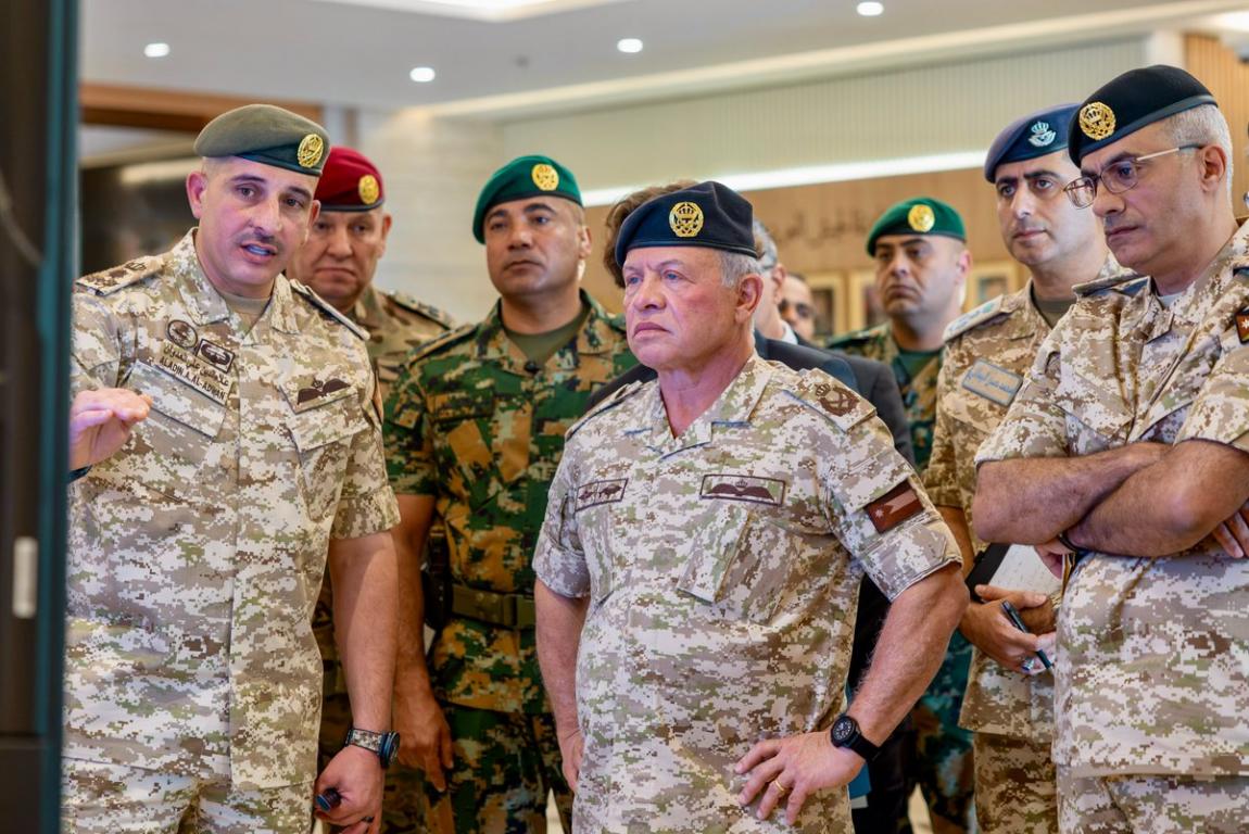 الملك يزور القيادة العامة للقوات المسلحة ويؤكد أهمية مواصلة تحديث منظوماتها التكنولوجية