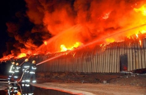 إصابة شخص بجرح قطعي في القدم اثر حريق كبير بالزرقاء.. وفتح تحقيق