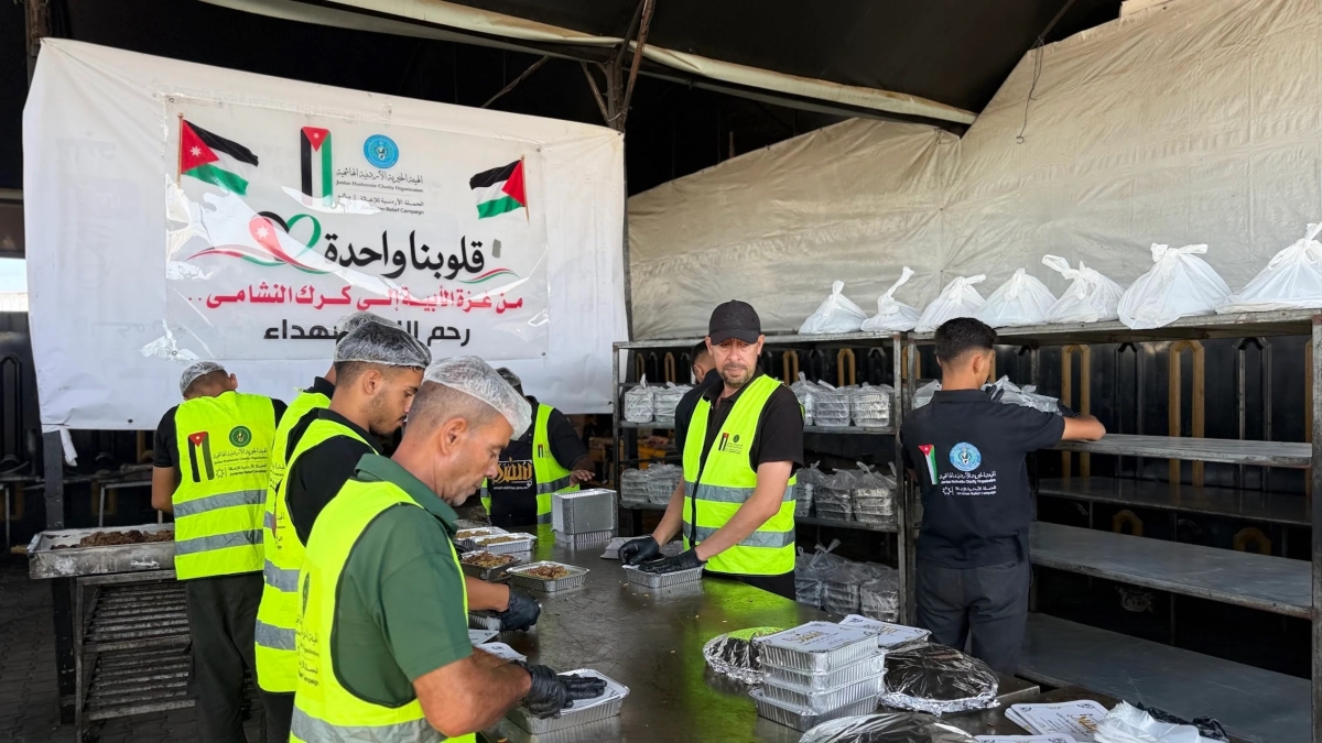 الحملة الأردنية والهيئة الخيرية توزعان وجبات في غزة عن روح شهداء الكرك (شاهد)